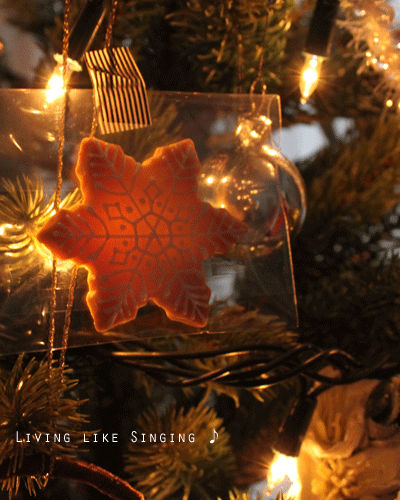 ツリーにジンジャーマンクッキーを飾る Living Like Singing