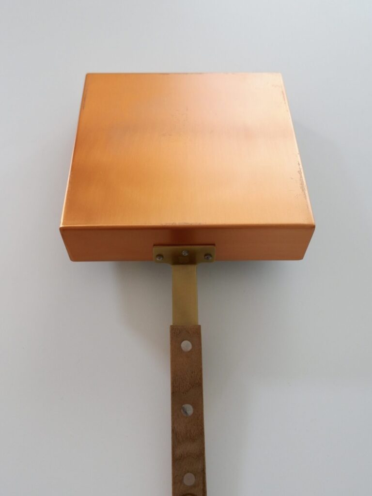 一度使用して変化した銅の卵焼き器