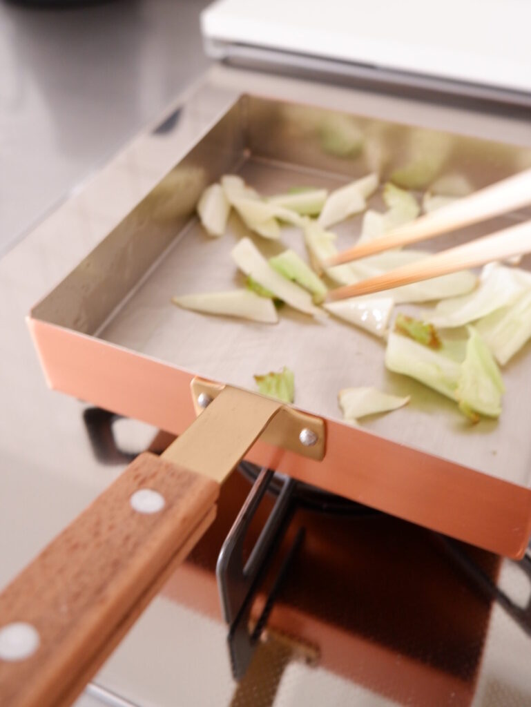 銅の卵焼き器 油ならし 野菜くずを炒める 保堂