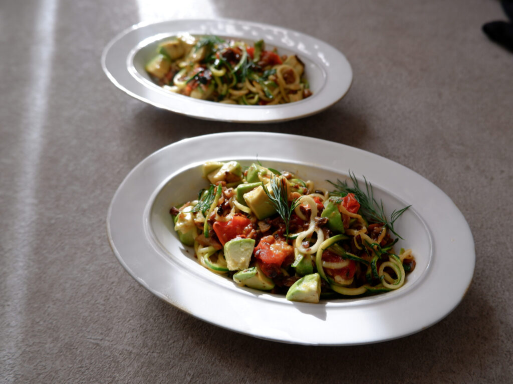 zoodle（ズッキーニを細く切って作った麺）のパスタ風サラダ