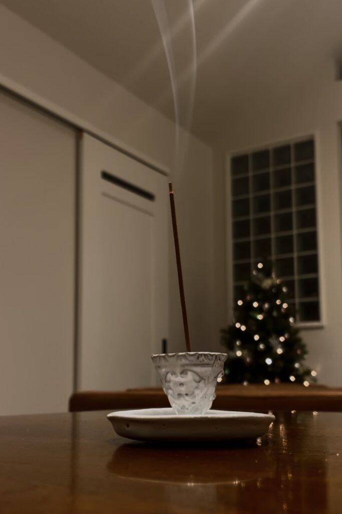 アスティエのお香立てとお香。クリスマスの部屋で。