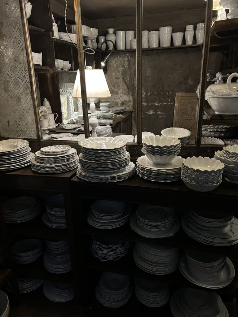 パリのアスティエの店。
たくさん積み重ねられた器とアンティークな雰囲気の店内